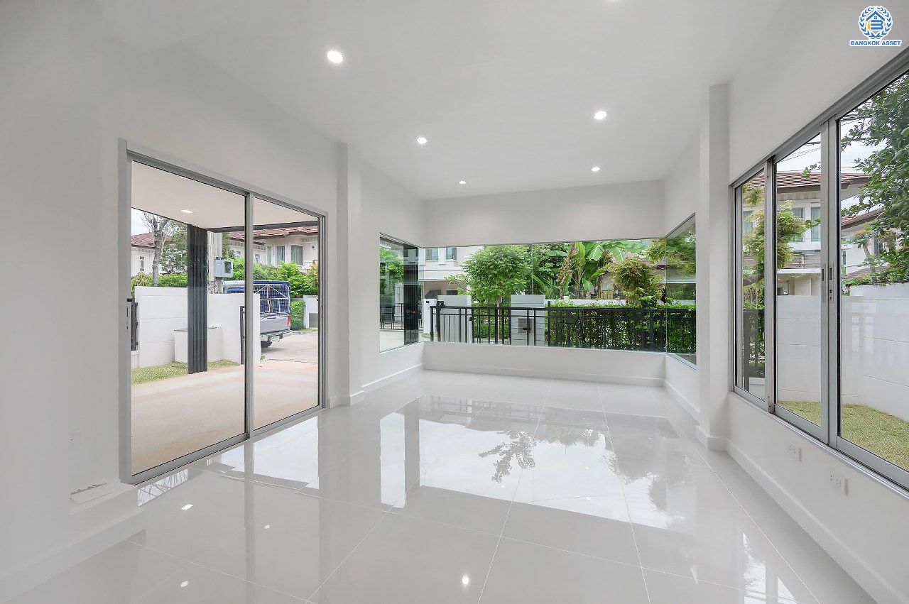 บ้านมือสองตกแต่งใหม่ โครงการ เดอะซิตี้ รัตนาธิเบศร์-แคราย เนื้อที่กว่า 62.4 ตร.ว. พื้นที่ใช้สอย 190.81 ตร.ม. พร้อมฟังก์ชัน 3 ห้องนอน 3 ห้องน้ำ จอดรถได้ 2 คัน บนทำเลศักยภาพ ติดถนนรัตนาธิเบศร์ เชื่อมต่อถนนงามวงศ์วาน, ถนนติวานนท์, ถนนเลี่ยงเมืองนนทบุรี ทำเลใจกลาง 2 เซ็นทรัล ใกล้รถไฟฟ้าสายสีม่วง "สถานีสะพานพระนั่งเกล้า" และจุดขึ้นทางด่วน "งามวงศ์วาน"